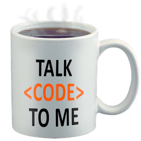 Tasse mit der Aufschrift „Talk <CODE> To Me“ und dampfendem Getränk.