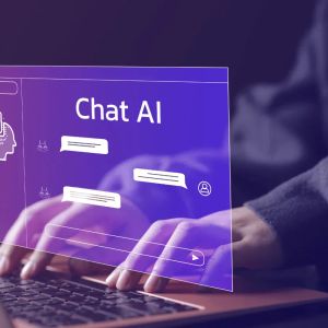 „Chatbot-Fenster mit der Aufschrift 'Chat AI' über zwei Händen, die auf einer Laptop-Tastatur tippen.“