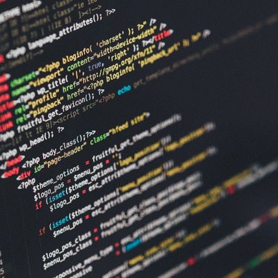 Codezeilen auf einem Computerbildschirm, die eine Webseite in HTML und CSS darstellen.