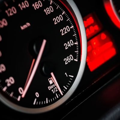 Tachometer zeigt eine Geschwindigkeitsskala von 0 bis 260 km/h und eine Kraftstoffanzeige für Diesel bei halb voll.