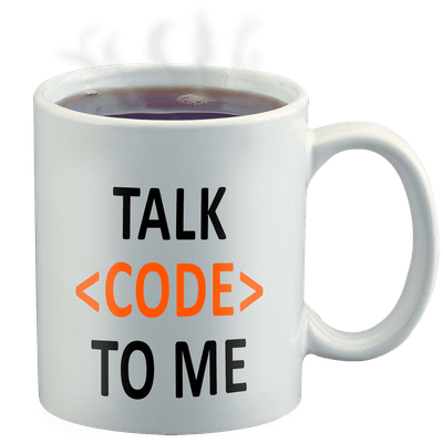Tasse mit der Aufschrift „Talk <CODE> To Me“ und dampfendem Getränk.