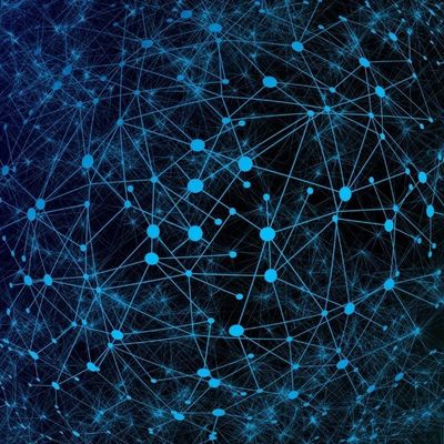 Netzwerk-Darstellung mit blauen Knotenpunkten und verbindenden Linien auf dunklem Hintergrund, die ein komplexes digitales System symbolisieren.