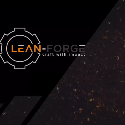 „Logo von Lean-Forge mit dem Slogan ‚craft with impact‘, links in einem Zahnrad-Design auf schwarzem Hintergrund, rechts mit Funkenflug.“