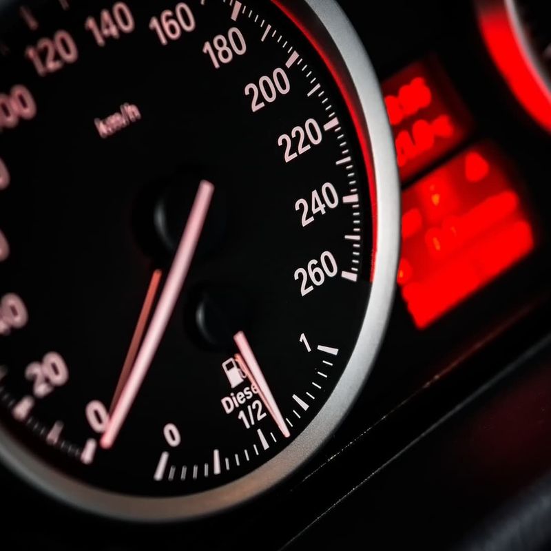 Tachometer zeigt eine Geschwindigkeitsskala von 0 bis 260 km/h und eine Kraftstoffanzeige für Diesel bei halb voll.
