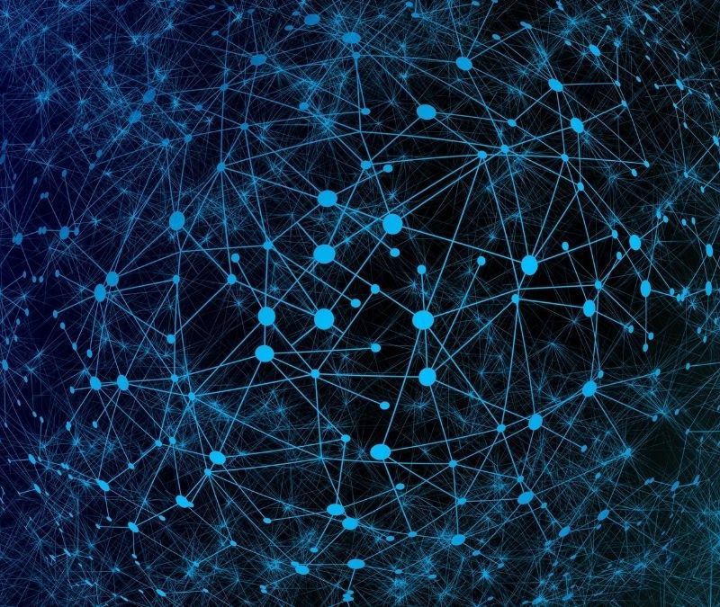 Netzwerk-Darstellung mit blauen Knotenpunkten und verbindenden Linien auf dunklem Hintergrund, die ein komplexes digitales System symbolisieren.