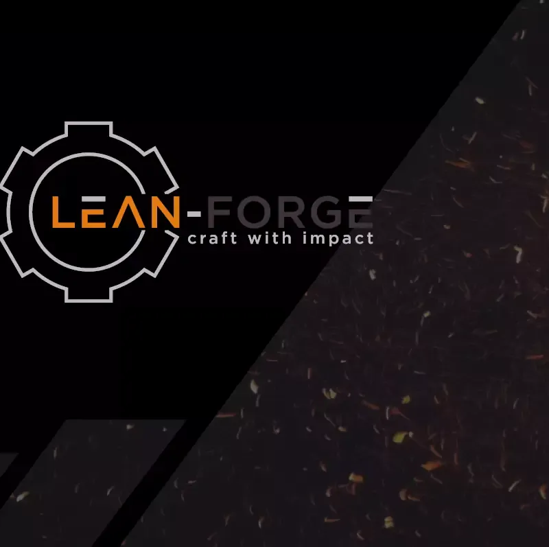 „Logo von Lean-Forge mit dem Slogan ‚craft with impact‘, links in einem Zahnrad-Design auf schwarzem Hintergrund, rechts mit Funkenflug.“
